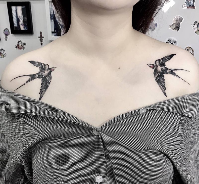 双燕纹身图片_胸部肩部纹身图案