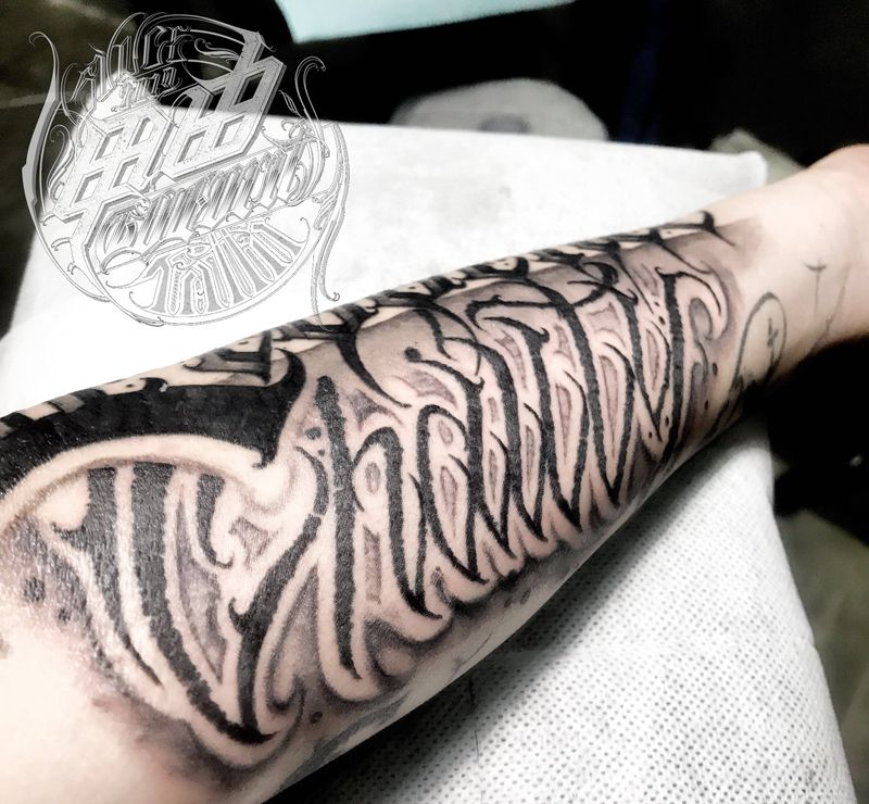 炸纹身图片_手臂花体字纹身图案