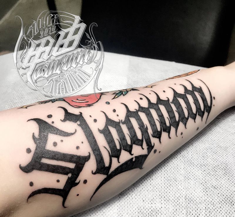 坏男孩纹身图片_手臂花体字纹身图案