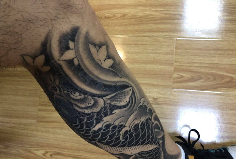 原创小腿鲤鱼纹身图片_新传统纹身图案