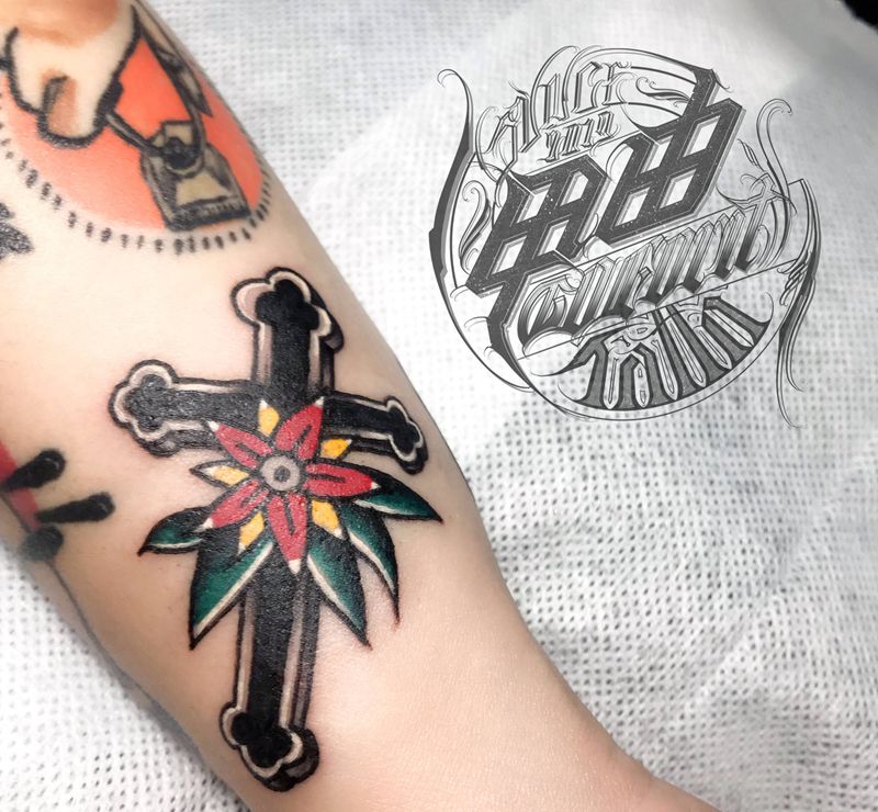 Old school十字架纹身图片_手臂Old School纹身图案