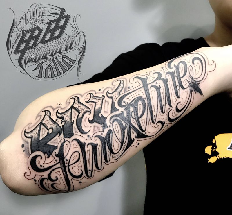 Fluoxetine纹身图片_手臂花体字纹身图案