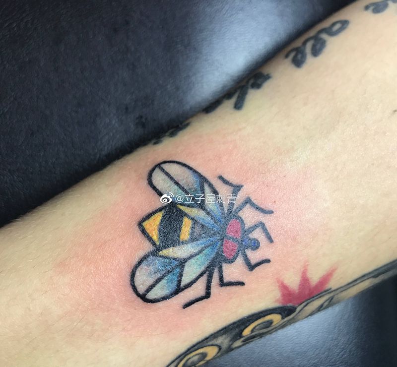 小蜜蜂纹身图片_手臂纹身图案