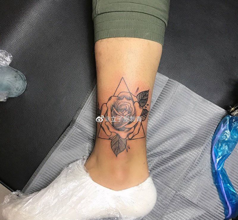 玫瑰花纹身图片_腿部Old School纹身图案