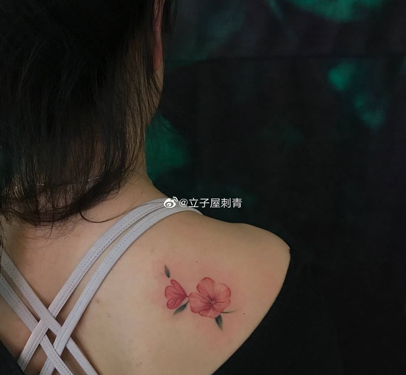 花纹身图片_肩部纹身图案