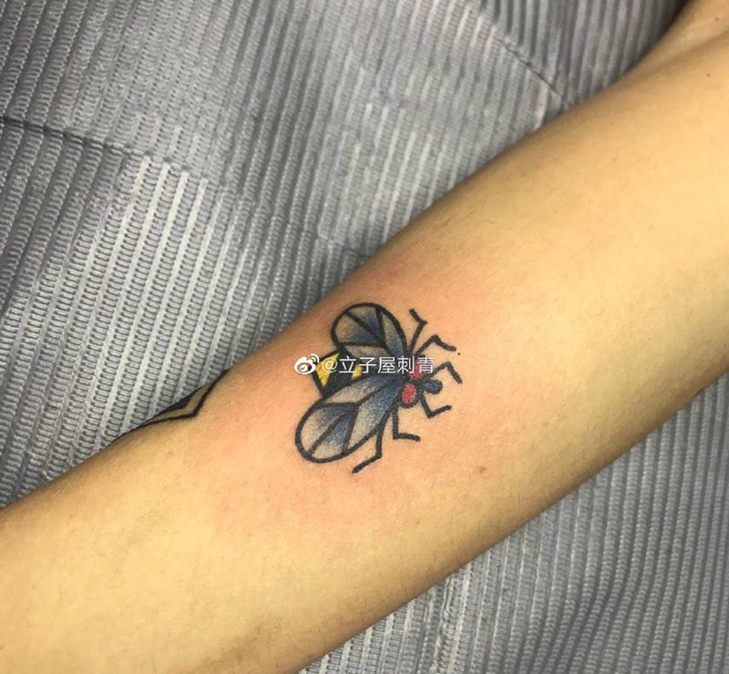 虫虫纹身图片_手臂纹身图案