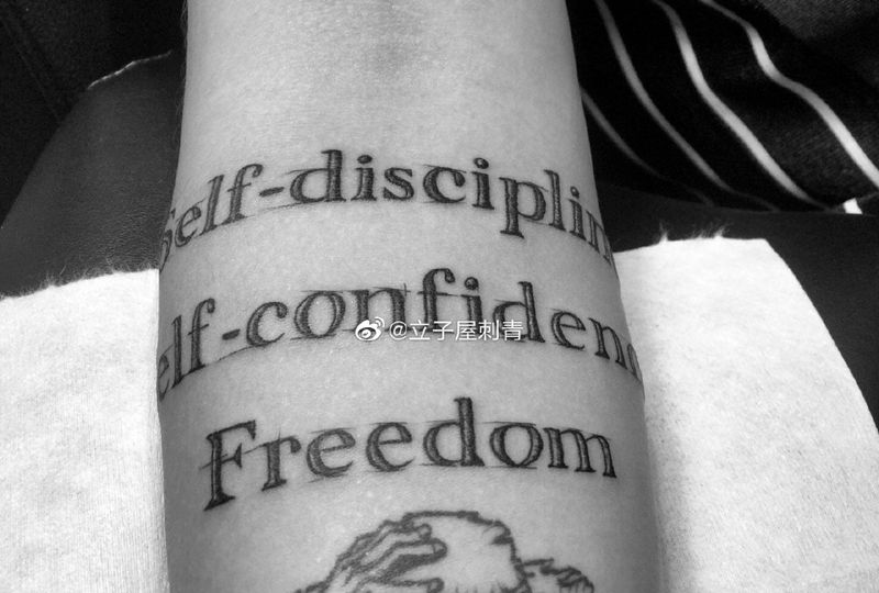 字体纹身图片_手臂花体字纹身图案
