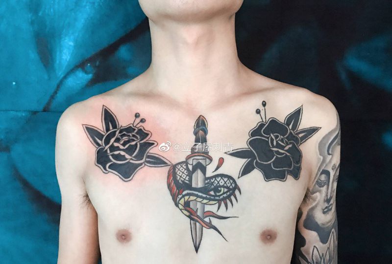 胸花纹身图片_胸部Old School纹身图案