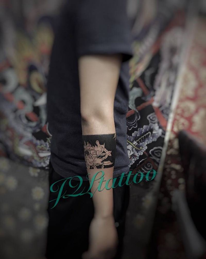 臂环纹身图片_手臂清新植物纹身图案