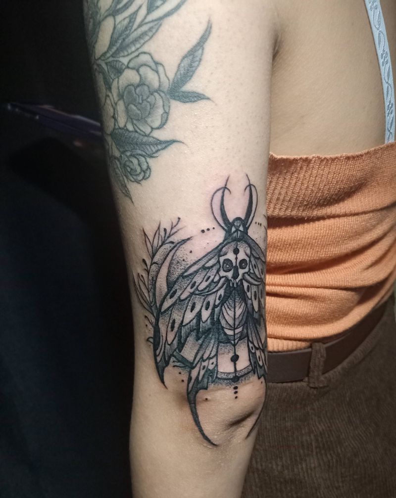 暗黑扑棱蛾子纹身图片_手臂纹身图案