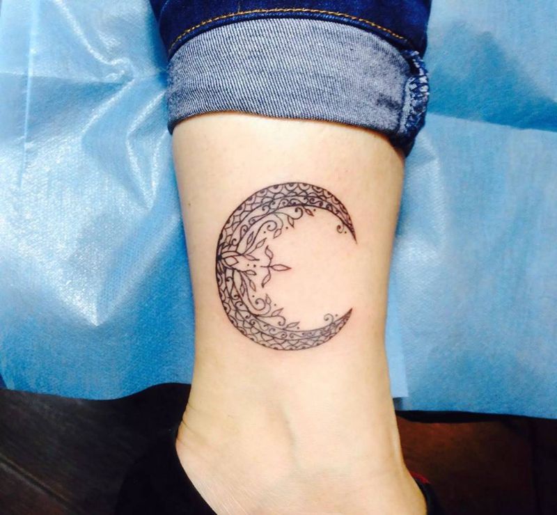弯弯月牙纹身图片_成品脚部腿部欧美习俗清新静物纹身图案