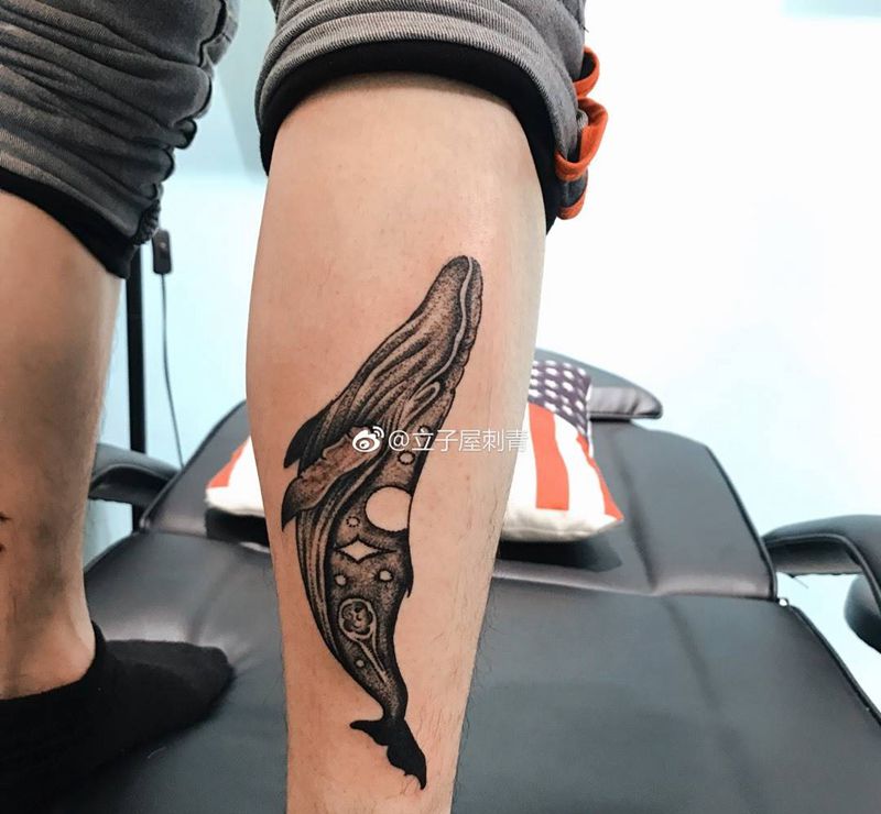 鲸鱼纹身图片_腿部Old School纹身图案
