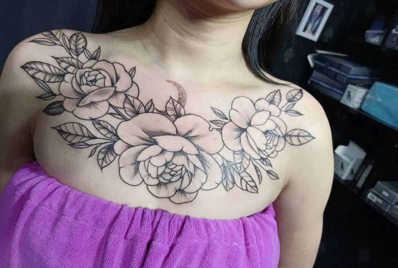 简约花胸纹身图片_胸部纹身图案