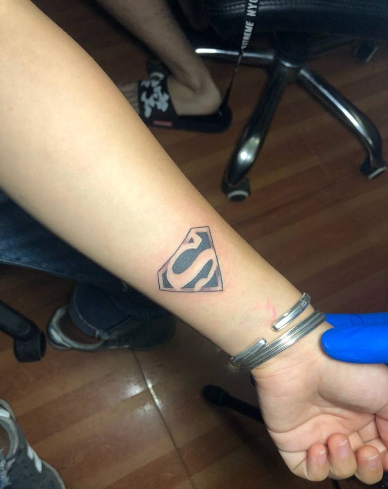 小小颗超人logo纹身图片