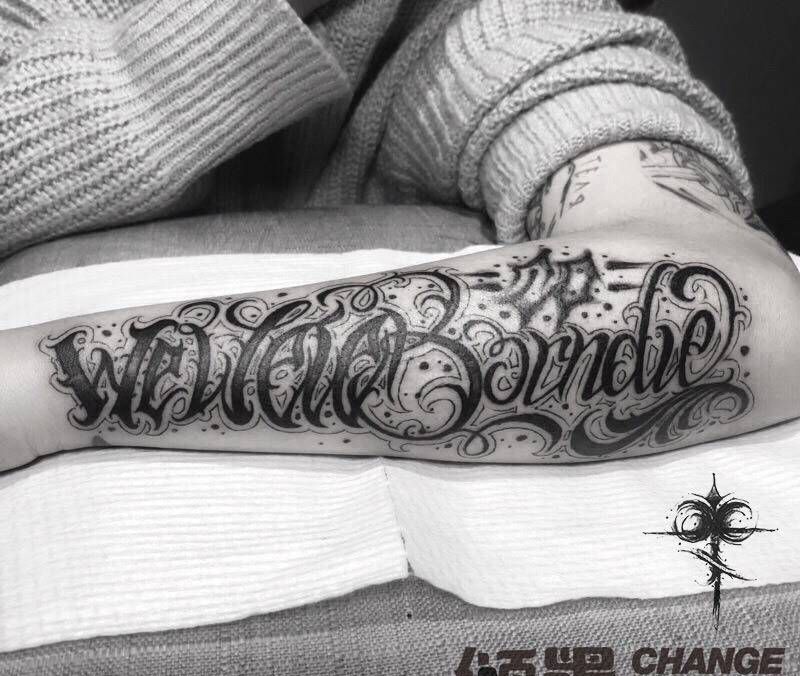 花体字纹身图片_手臂花体字纹身图案