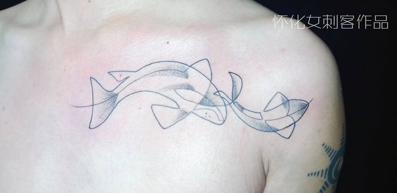 鱼纹身图片_胸部点刺点与线纹身图案