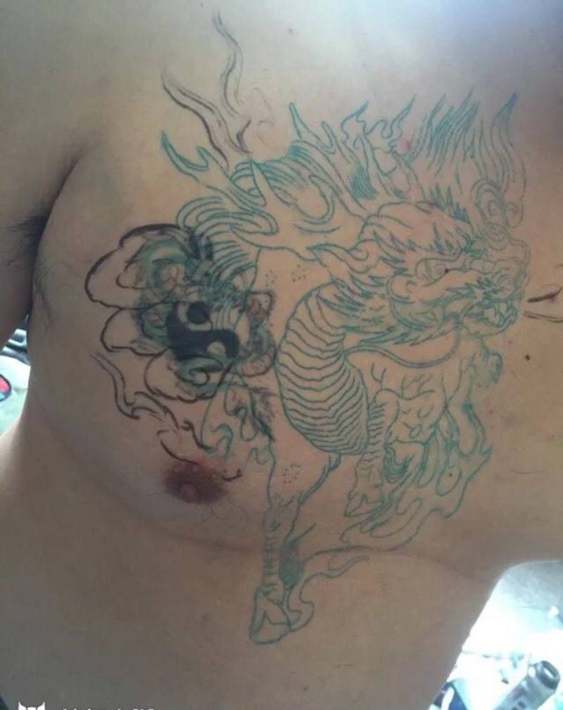 遮盖胸口麒麟纹身图片