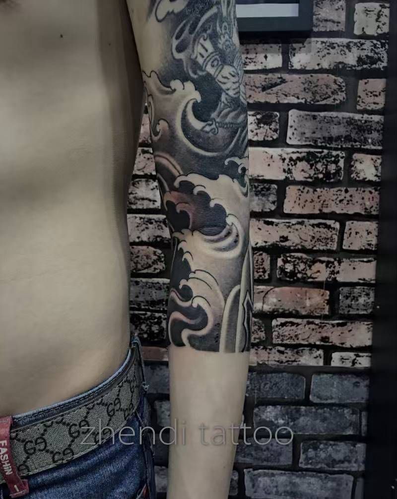 浪臂纹身图片