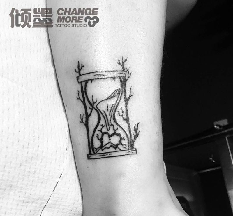 破碎的时间纹身图片_点刺几何纹身图案