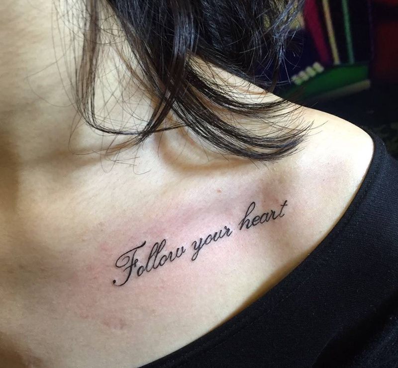 锁骨英文纹身图片_成品颈部肩部胸部传统清新字符静物纹身图案