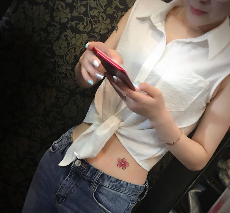 樱花纹身图片_成品腹部清新植物纹身图案