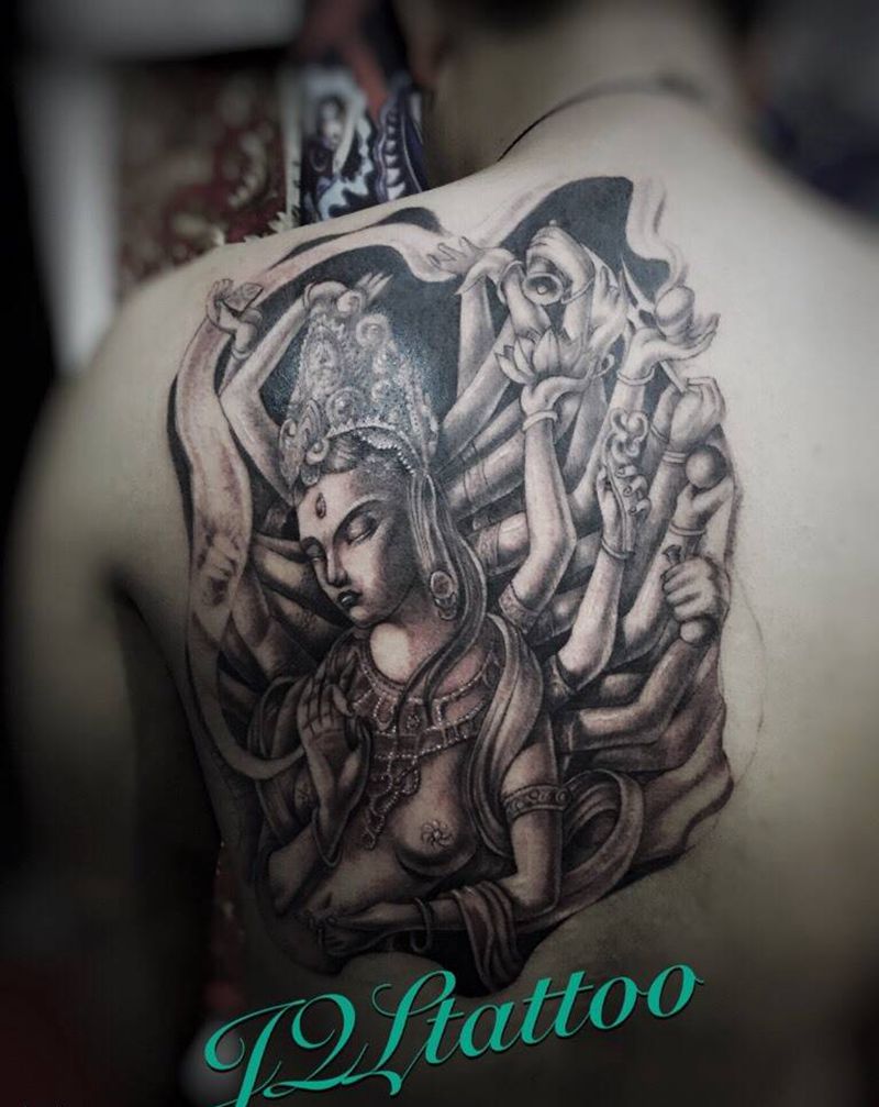 进行中纹身图片_背部肖像写实人物纹身图案