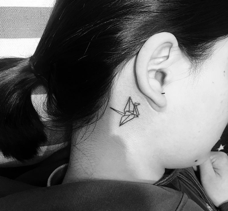 千纸鹤纹身图片_颈部纹身图案