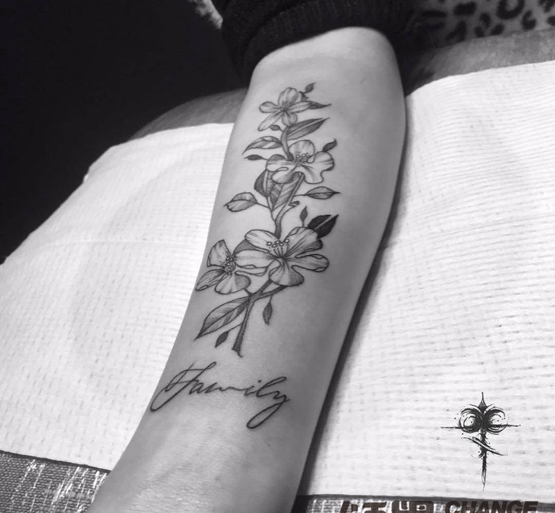 针痕花纹身图片_手臂点刺纹身图案