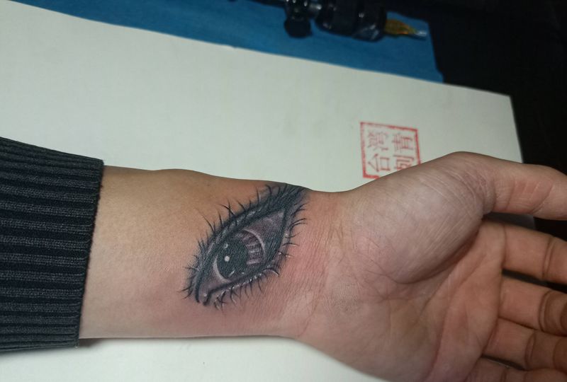眼睛 遮盖纹身图片_手臂纹身图案