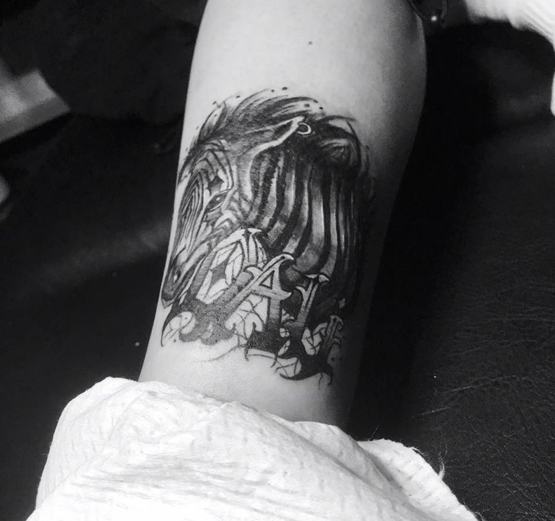 大理的斑马纹身图片_腿部花体字纹身图案