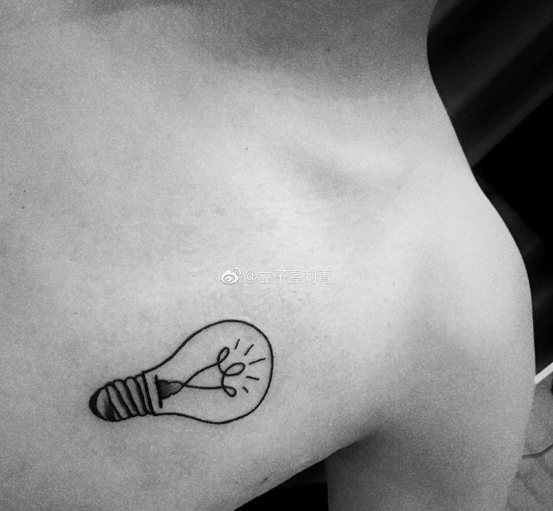 灯泡纹身图片_胸部小清新纹身图案