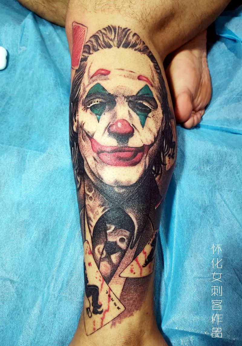 小丑纹身图片_腿部欧美写实纹身图案
