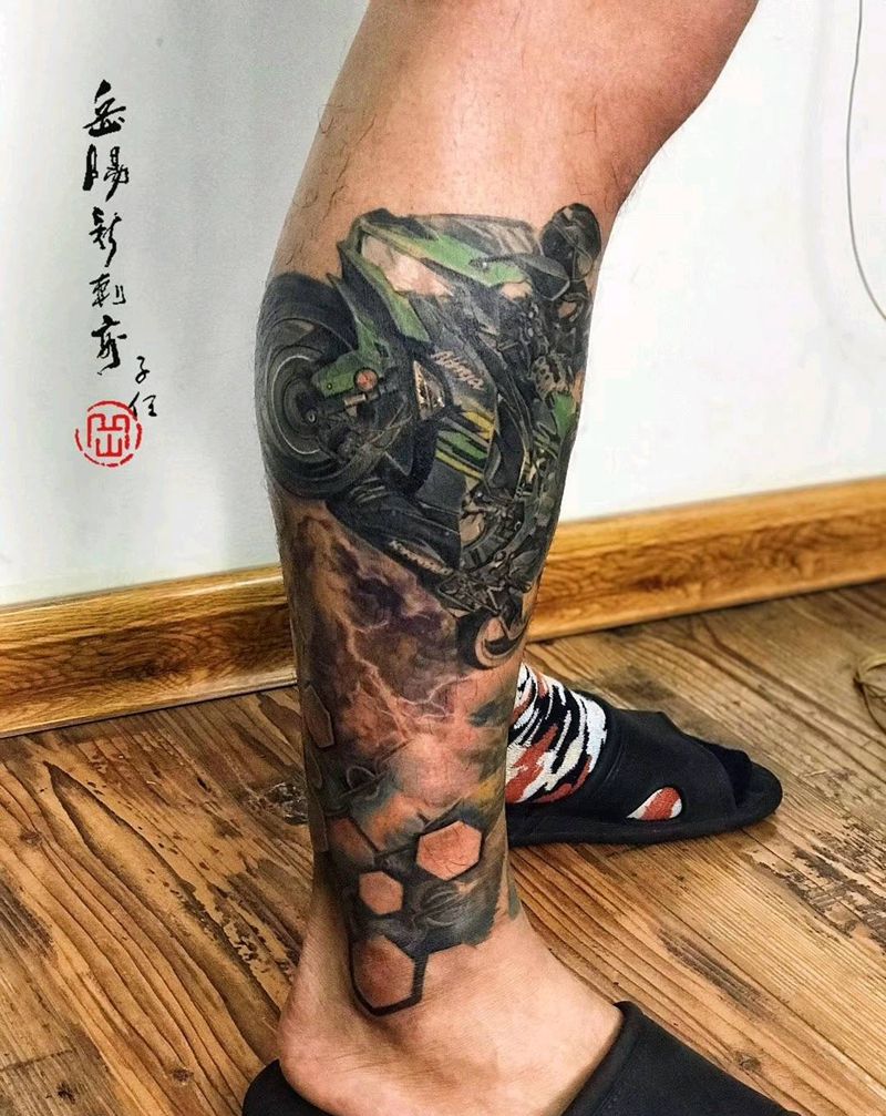 重机纹身图片_腿部彩色写实重机车纹身图案