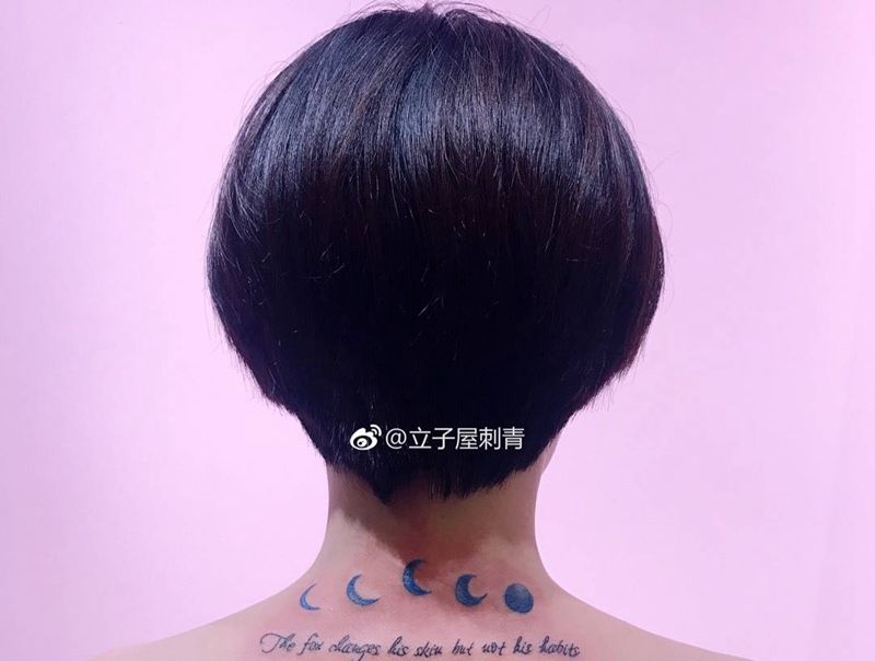 月亮纹身图片_颈部花体字纹身图案