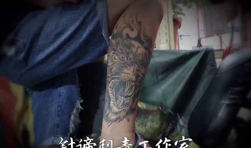 小腿神兽纹身图片