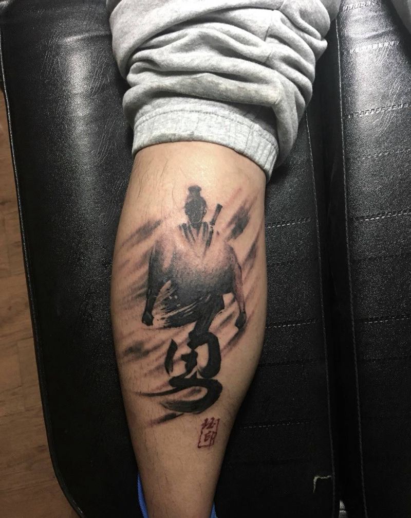 顾客自己的名字，加上抽象的武士图像纹身图片