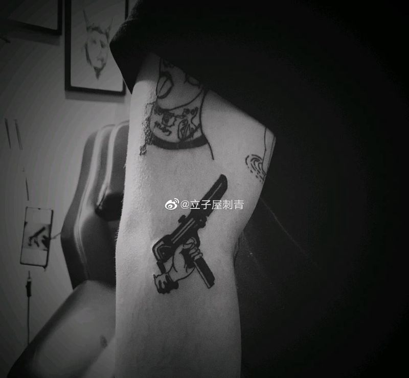 枪纹身图片_手臂纹身图案