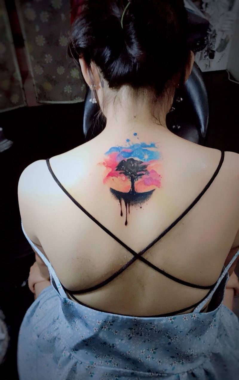 完成纹身图片_成品背部颈部清新植物几何纹身图案