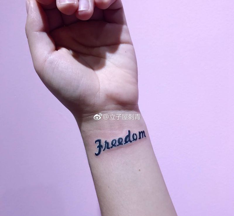 小清新纹身图片_手臂花体字纹身图案