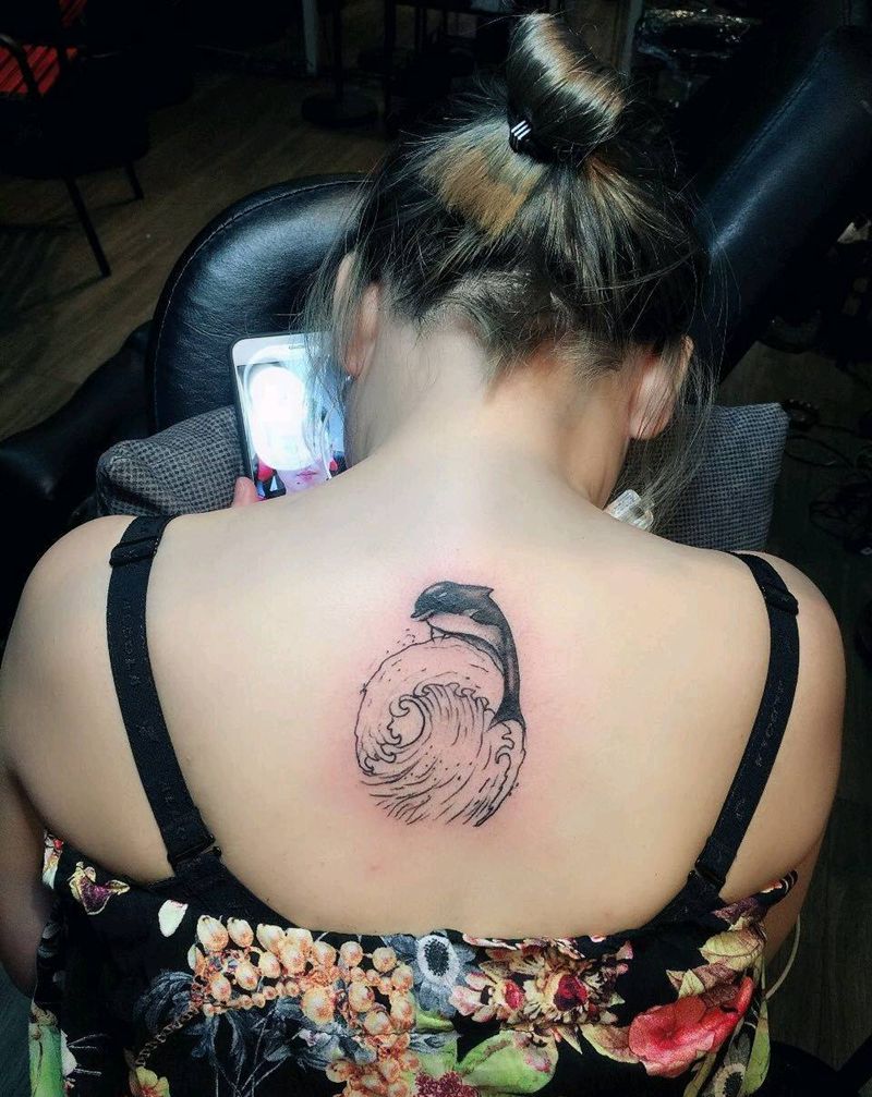 海豚乘浪纹身图片