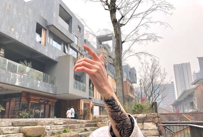 承载者反馈纹身图片_手臂花体字纹身图案