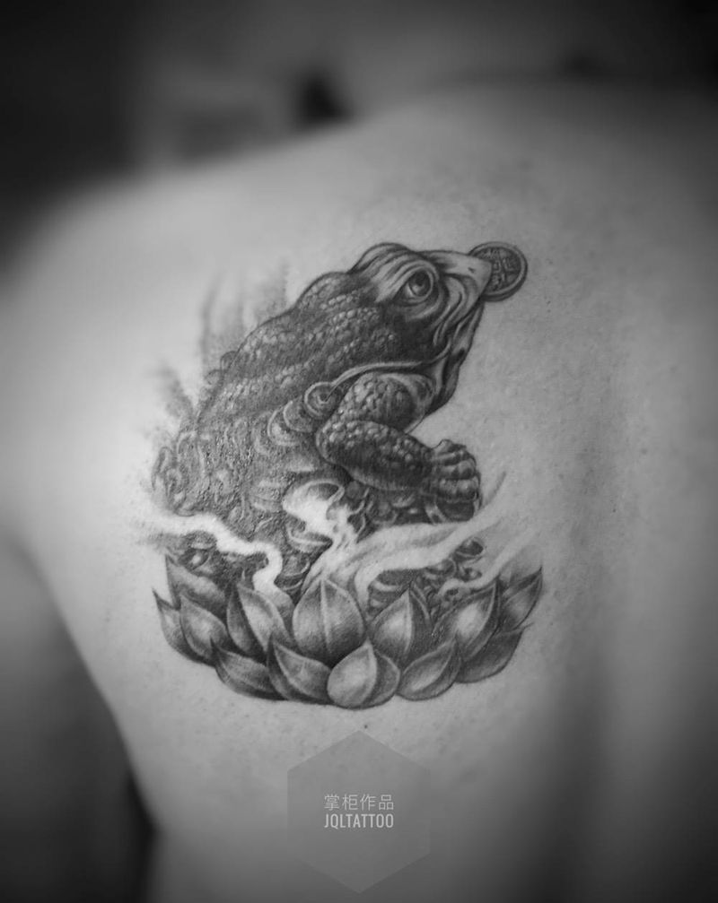 金蟾纹身图片_成品背部肩部写实鬼神纹身图案