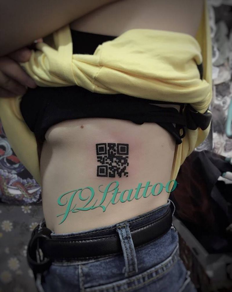 二维码纹身图片_腹部清新几何纹身图案