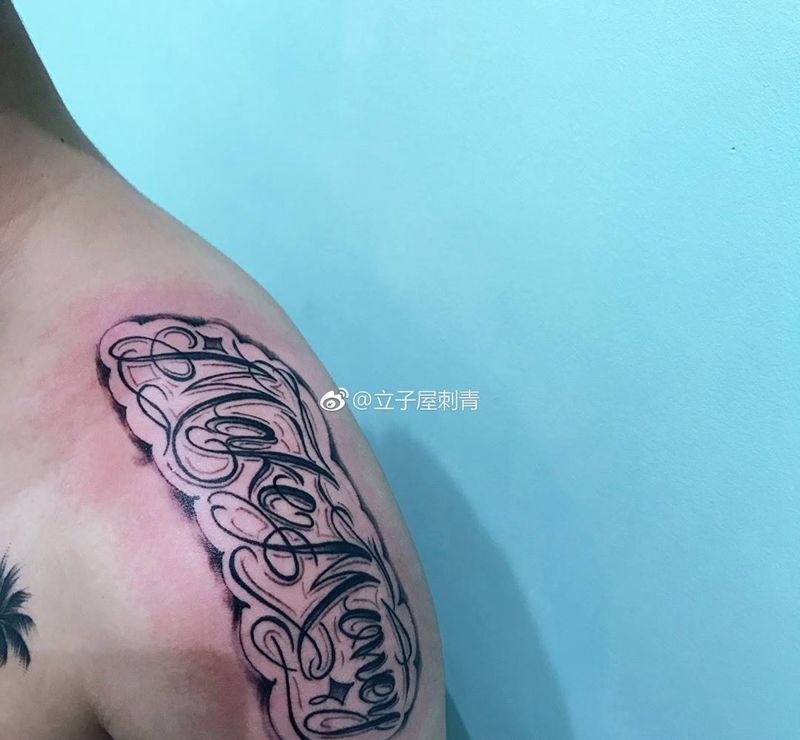 花体字纹身图片_肩部花体字纹身图案