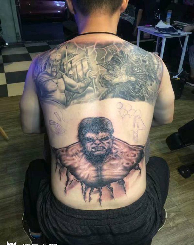 无敌浩克纹身图片_背部纹身图案
