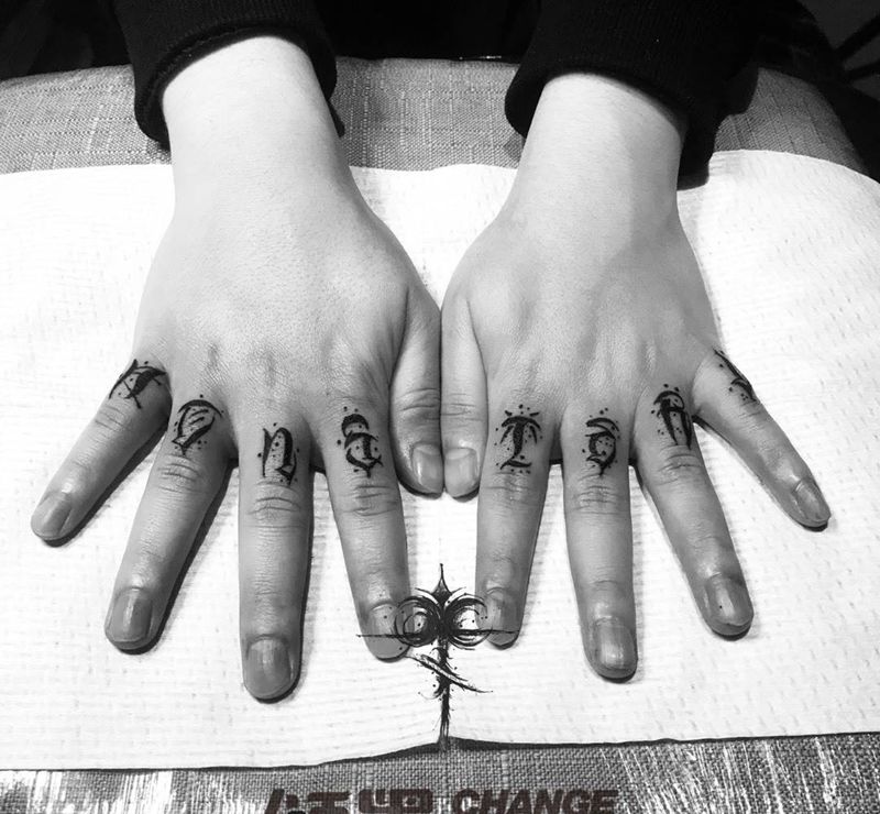 狠位置纹身图片_手部花体字纹身图案