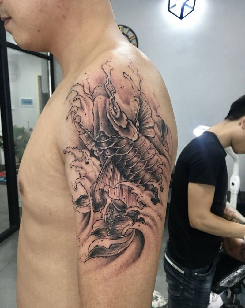 大臂吉祥锦鲤纹身图片