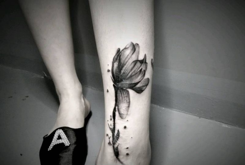 层次花朵(遮盖疤痕)纹身图片_腿部脚部水墨纹身图案
