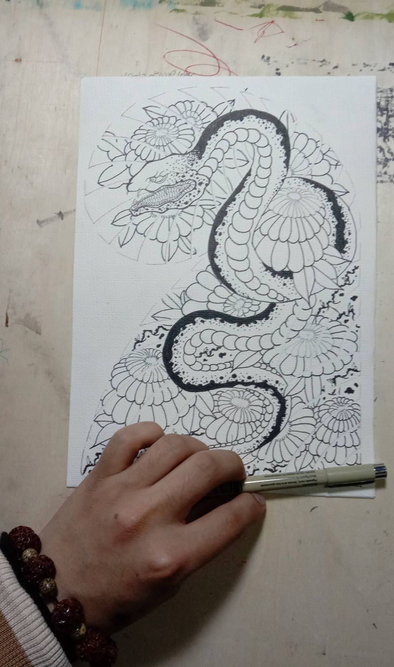 蛇半甲纹身图片_胸部老传统纹身图案