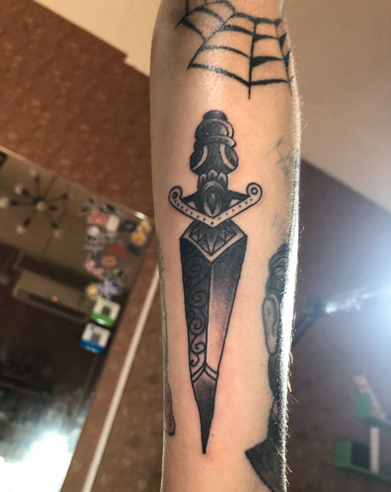 Old school歪头匕首纹身图片